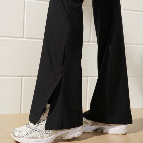 Abercrombie YPB SculptLUX Split-Hem Flare Legging - Picture 4 of 6